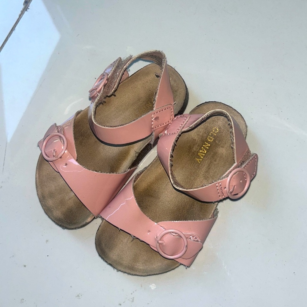 Size 7 toddler girl Old Navy Sandals. Colour ( Pink BAmboo)